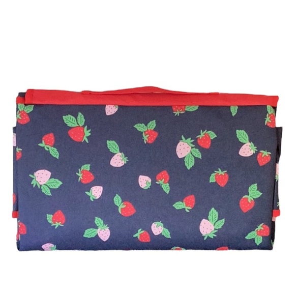 KATE SPADE NEW LARGE STRAWBERRY TOSS PACKABLE PICNIC BLANKET - Picture 5 of 6